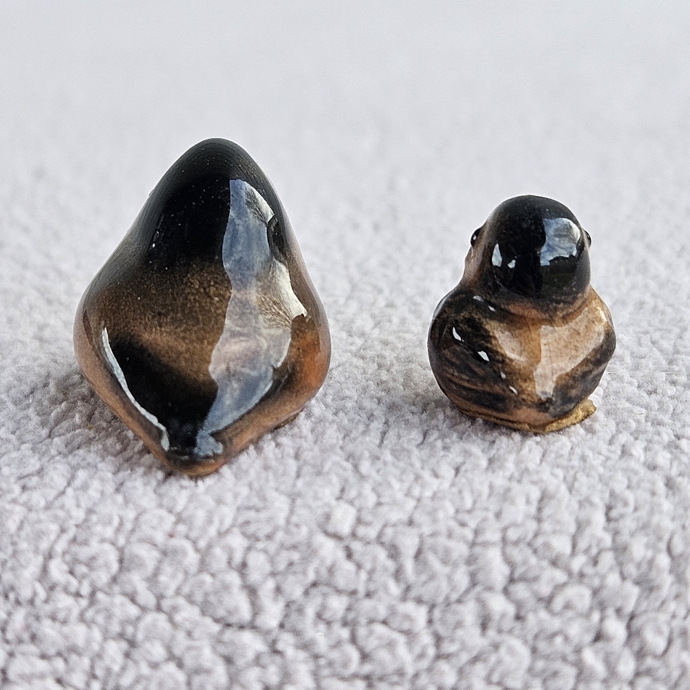 Hagen Renaker Robin Bird Set Mama Baby Black Miniature Set of 2 Figurine 9/16" - Picture 3 of 7